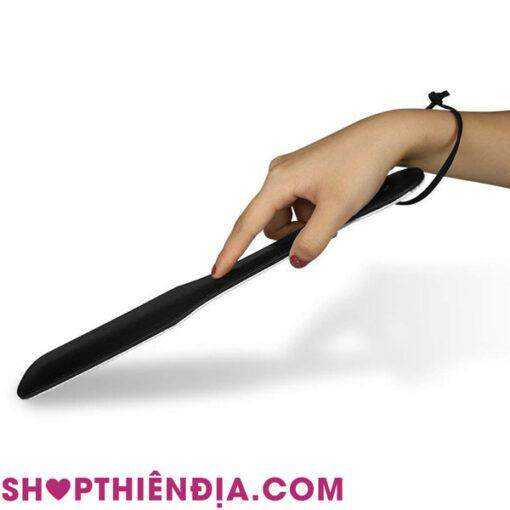 Sẽ thật tuyệt vời nếu kết hợp sử dụng cây tét đít với các dụng cụ sextoy bạo dâm khác 
